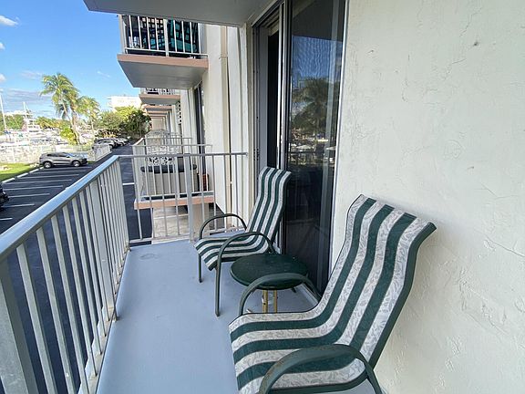3rd image of 1731 SE 15th St APT 202