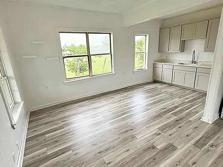 108 W Walnut St — Photo 3