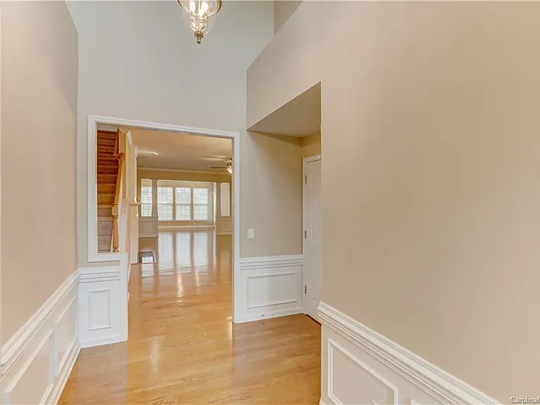 8118 Crater Lake Dr — Photo 5
