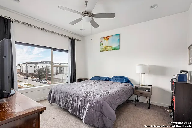 223 W Laurel — Photo 11