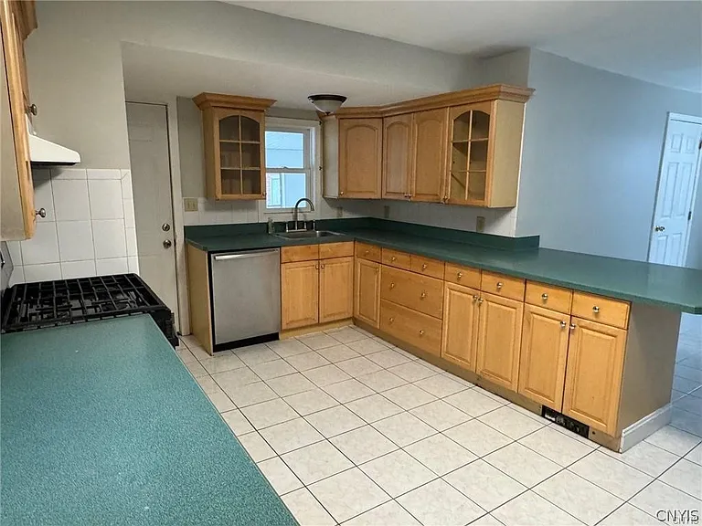 34 Syracuse St — Photo 7