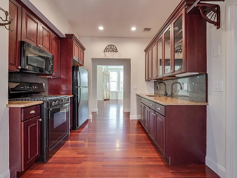 880 Summit Ave #2 — Photo 5