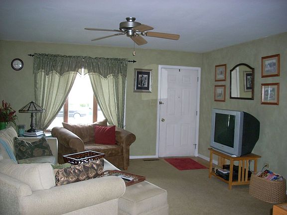 3rd image of 1005 Pearson Dr