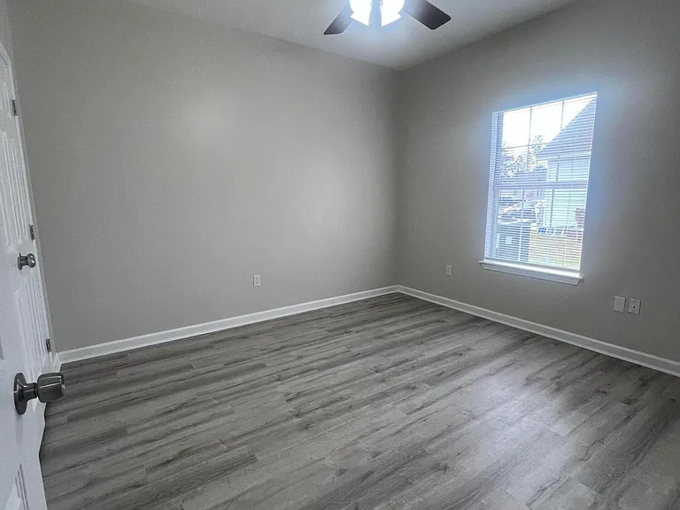 11601 Oaklane Dr — Photo 2