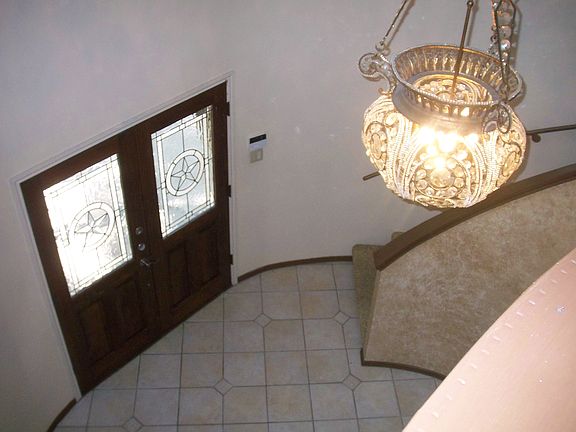 Entry foyer w/high ceiling