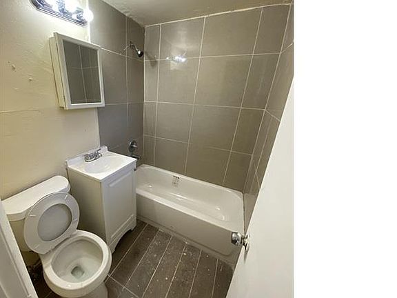5th image of 820 NW 70th St #10