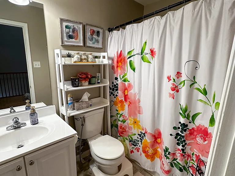 Shared full bath on upper level