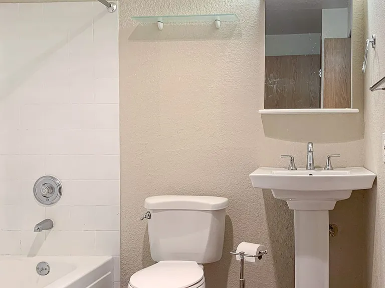 Hilltop Court Apartments — Photo 6