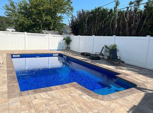 159 Saddle Ln, Levittown, NY 11756