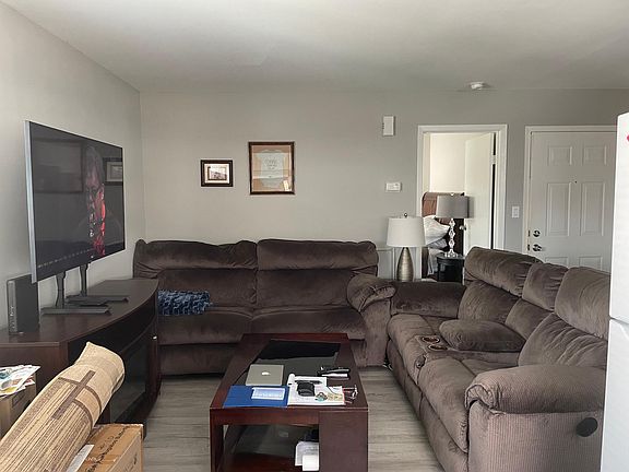 4th image of 142 N Carll Ave APT E