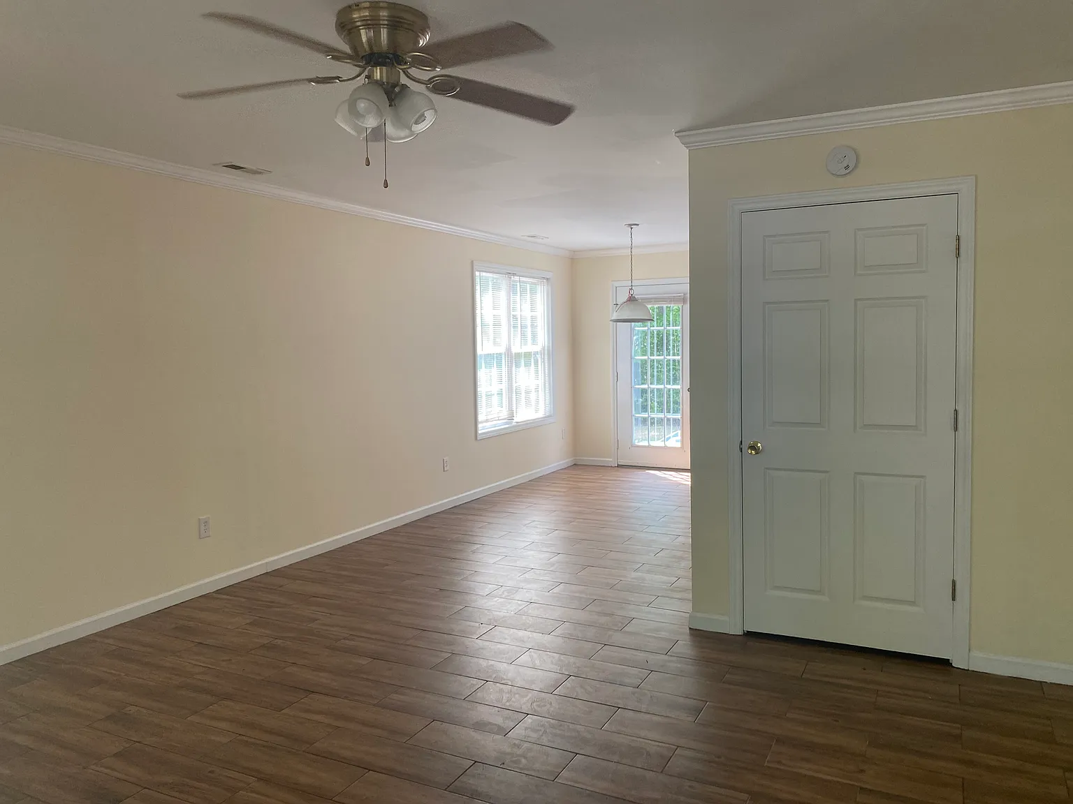 3 bed, 2.5 bath, 1400 sqft, $1,900 — Photo 4