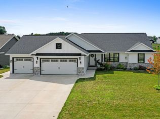 1257 Mountain Bay Dr, Pulaski, WI 54162