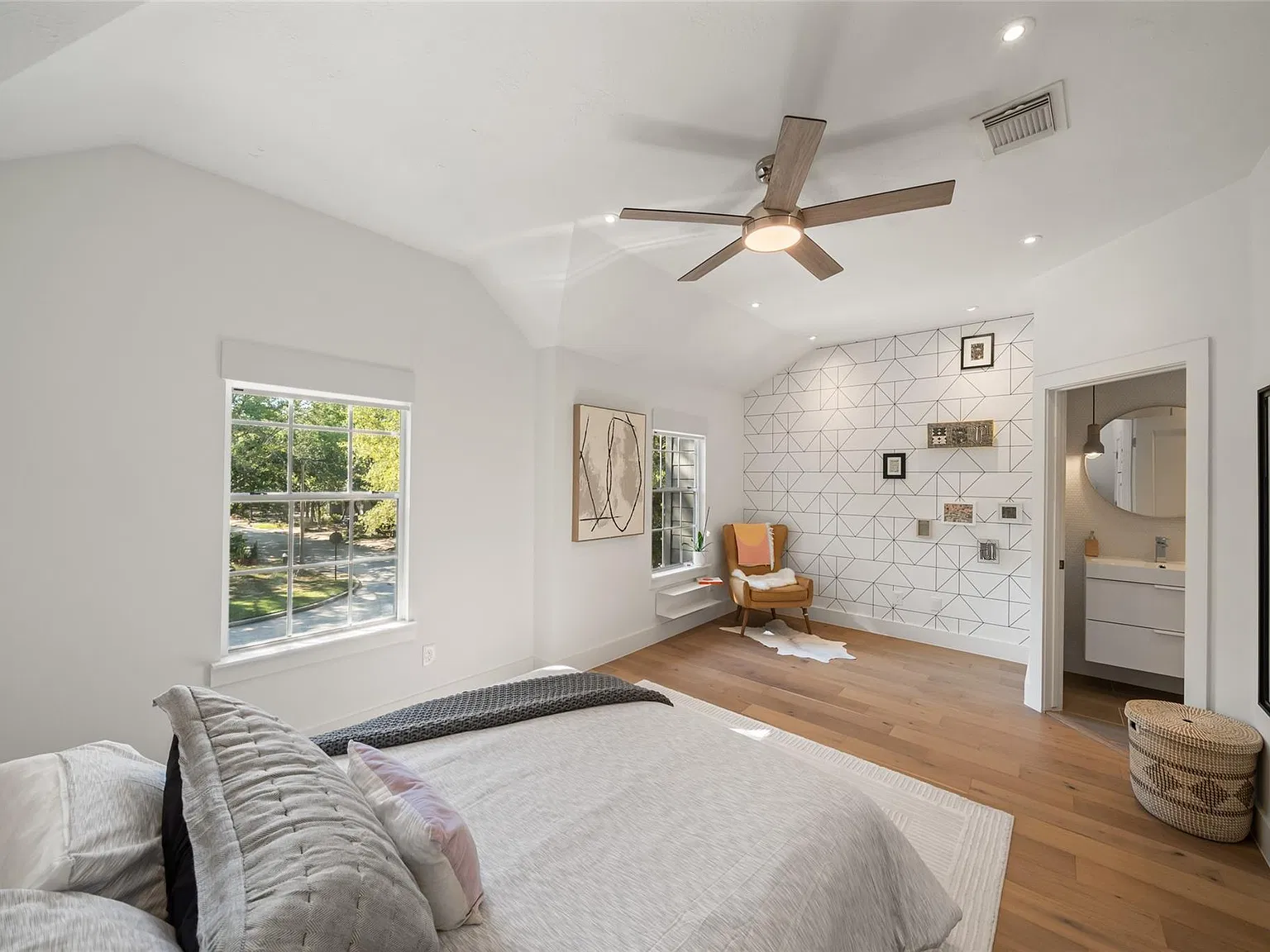 3 bed, 2.5 bath, 1330 sqft, $2,650 — Photo 2