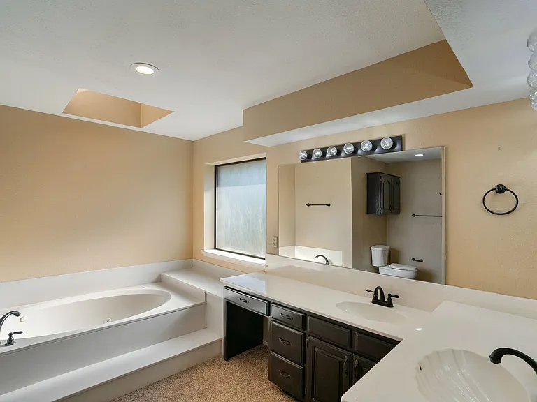 300 E Short St — Photo 25