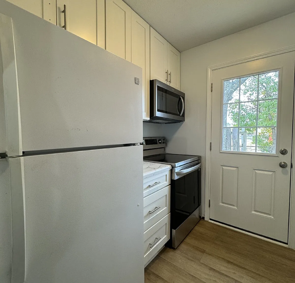 2 bed, 1.0 bath, 800 sqft, $1,050 — Photo 3