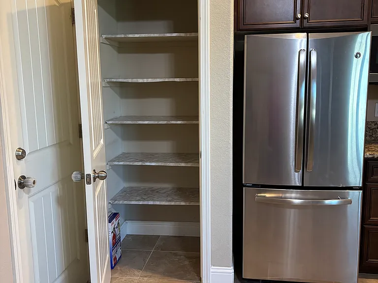 6717 W Oak Ave — Photo 9