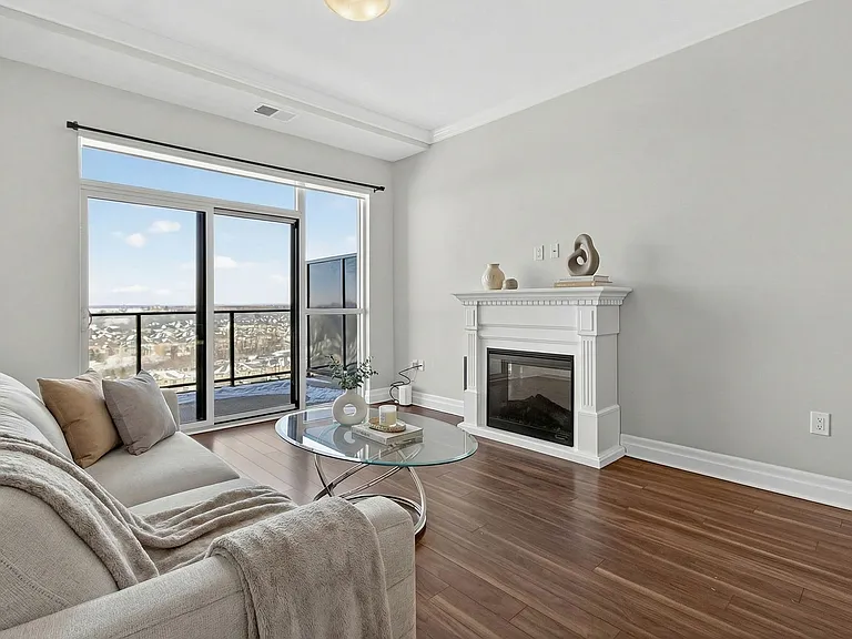 260 Villagewalk Blvd — Photo 1