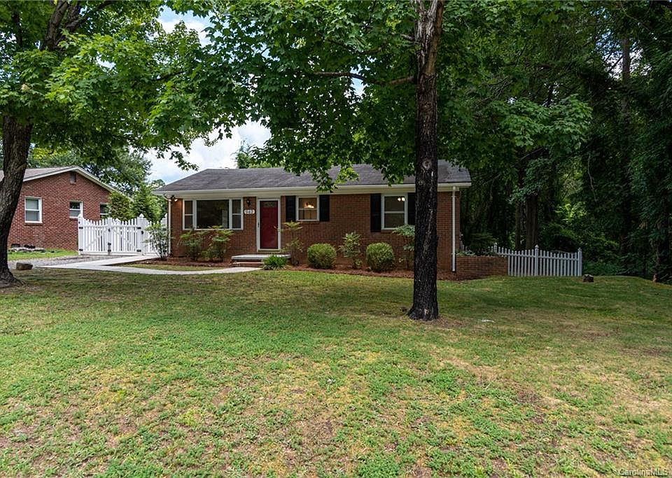 1st image of 942 Laurel Ln