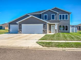 607 Canyon Rd, Mandan, ND 58554