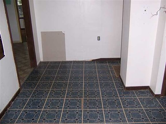 3rd image of 1034 NE Poplar St