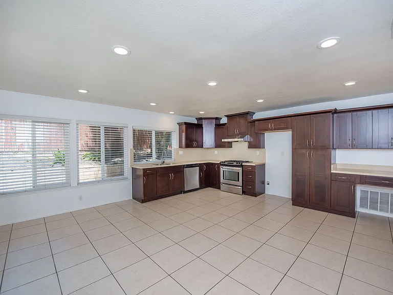 4395 Avenida De Las Flores — Photo 9