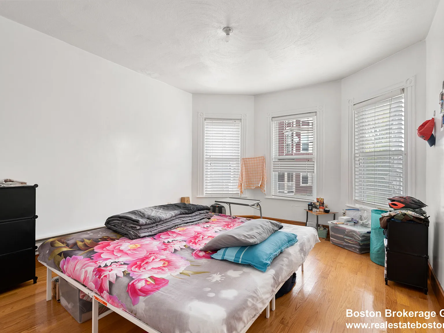 3 bed, 9999 sqft, $3,000 — Photo 4