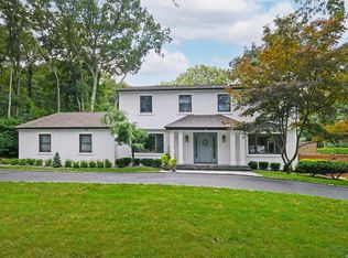 4 Debbie Ct, Dix Hills, NY 11746