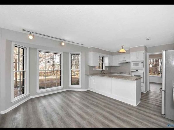 2404 Burningtree Dr SE