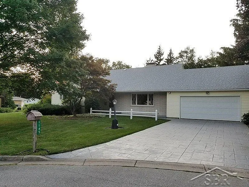 1145 Hagens Dr photo 1
