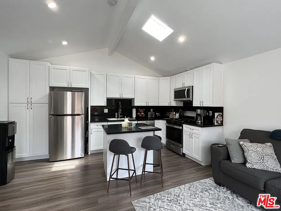 1 bed, 1.0 bath, $2,850 — Photo 3