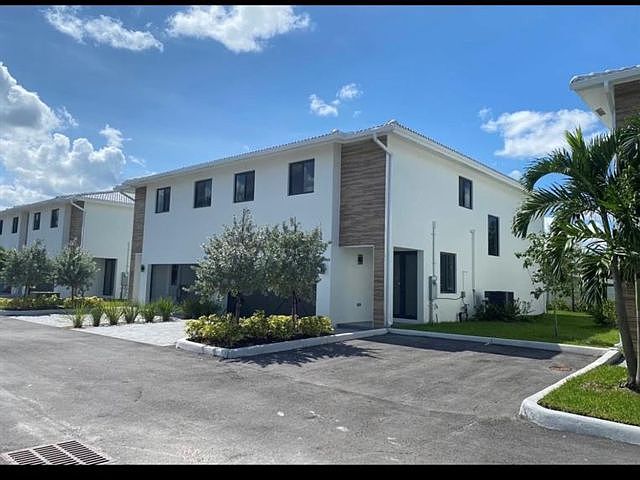 1st image of 3282 SW 44th St #1