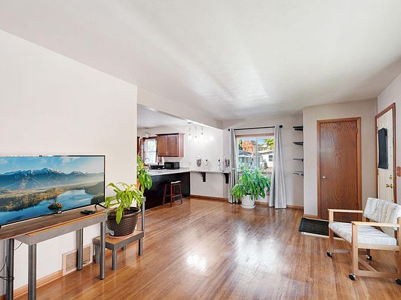3rd image of 902 James Ave