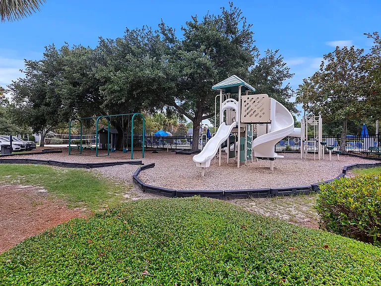545 Pritchards Point Dr — Photo 29