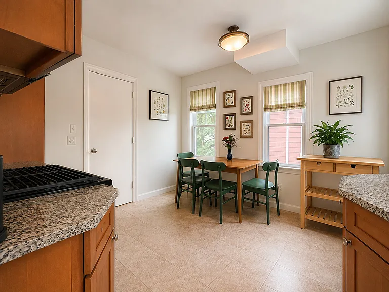 Kitchen w eat-in area
