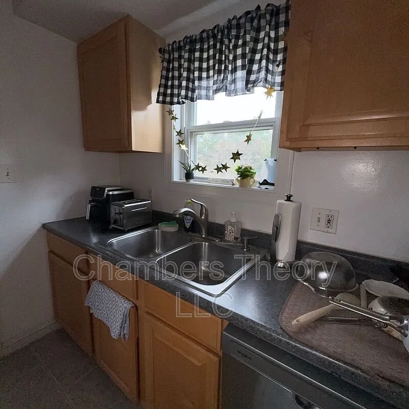 4 bed, 2.0 bath, 1576 sqft, $4,500 — Photo 4