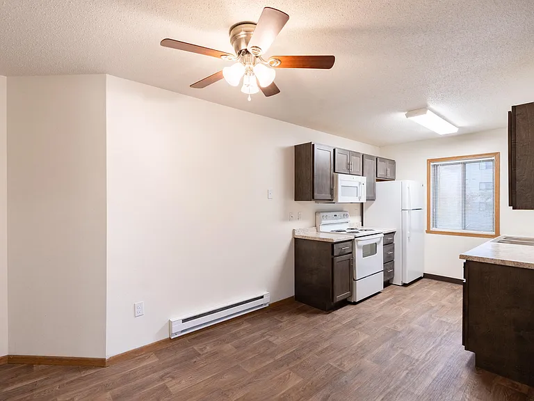 Fargo, ND Oxford Apartments | 21B | Dining