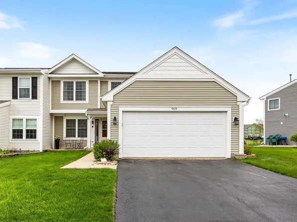909 Fox Chase Dr, Round Lake Beach, IL 60073