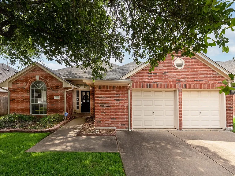 1853 Dapplegrey Ln — Photo 2