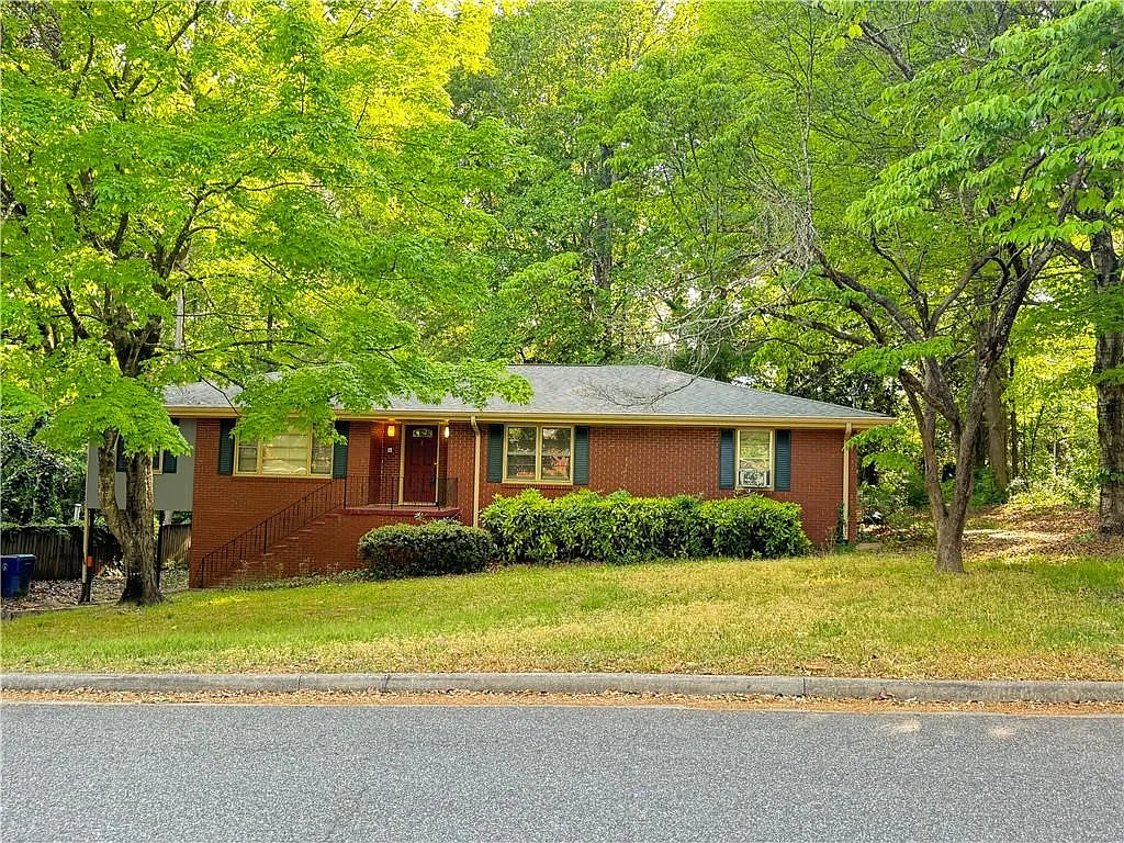 6 bed, 2.0 bath, 2712 sqft, $2,100 — Photo 1