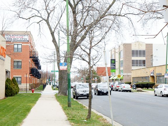 2nd image of 6648 Diversey Ave