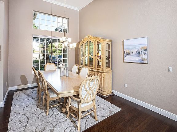 Dining Room (14' ceilings)