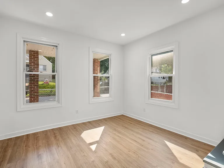 138 Maryland Park Dr — Photo 14