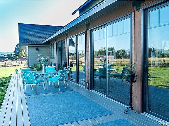 Private back deck w/spa 