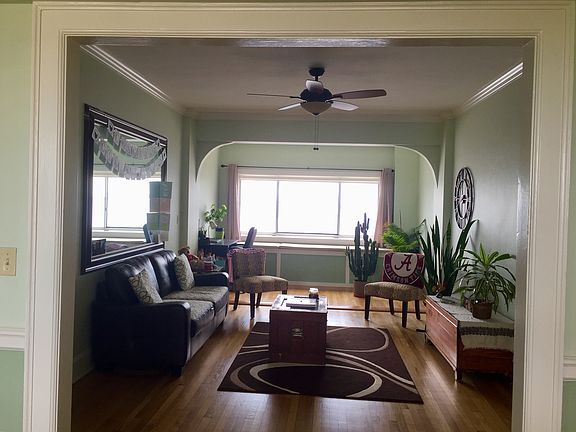 LR w/ built in window seat