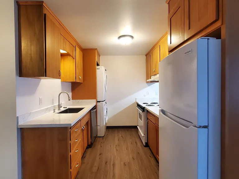 Z&Z: Patricia Building Auburn 98001 — Photo 6