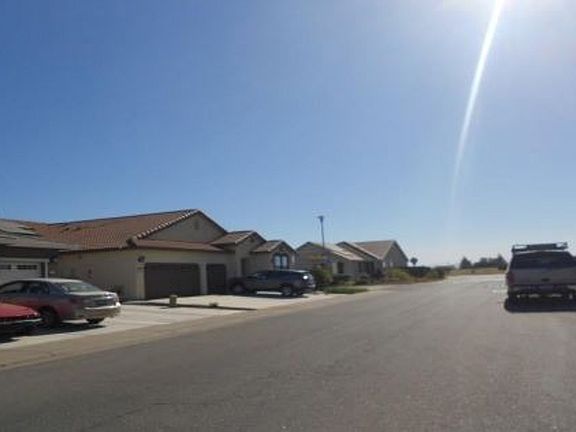 Exterior Neighborhood (street photo)