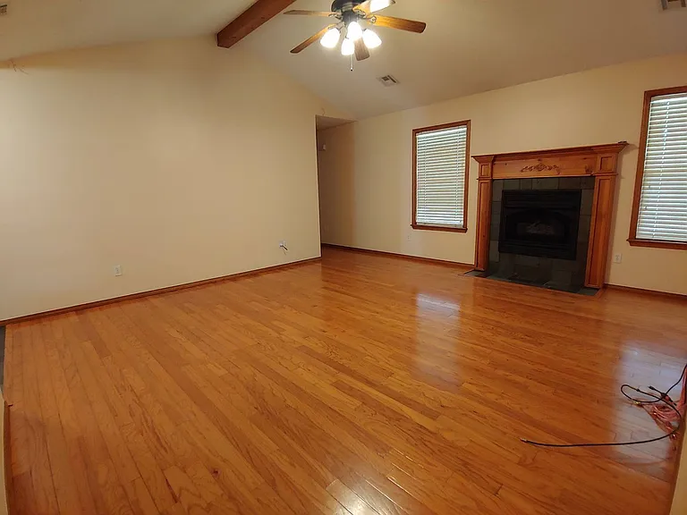 2112 Ford St — Photo 3