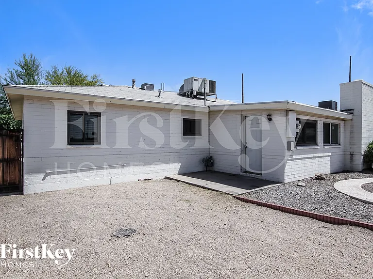 2311 W Maryland Ave — Photo 17