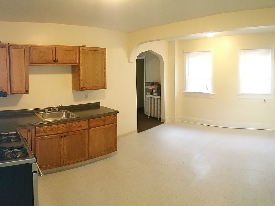 KITCHEN HAD STAINLESS STEEL APPLIANCES