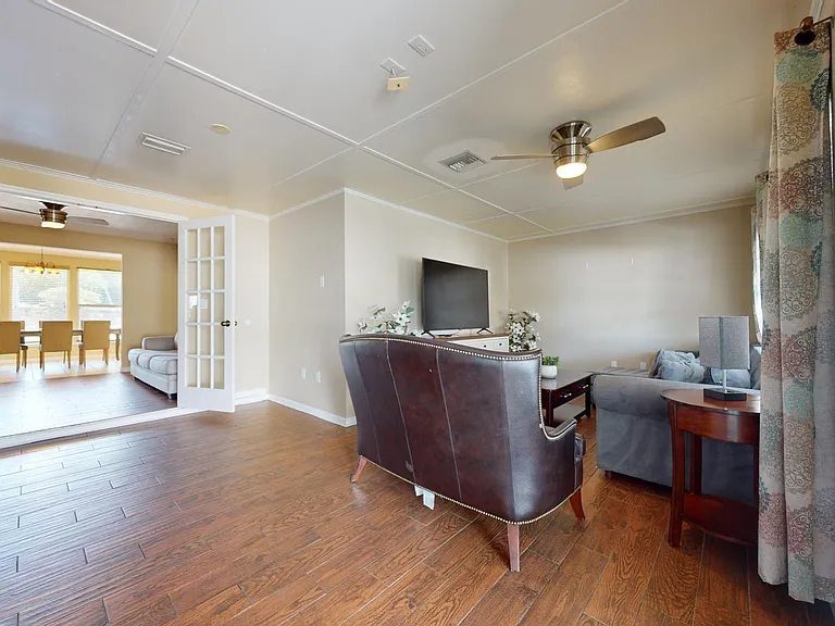 811 33rd St W — Photo 37